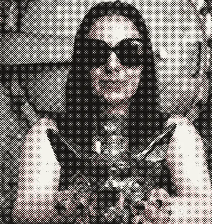 Sukhvinder Javeed in dark glasses, holding the cat-head decanter of SPHYNX Cristalino Añejo